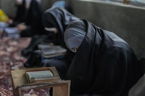印度斯利那加的一名克什米尔穆斯林妇女在斋月期间学习颂唱《古兰经》。 - 俄罗斯卫星通讯社