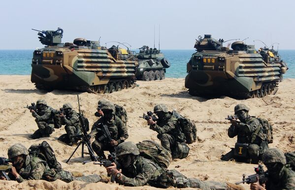 韓國海軍陸戰隊士兵參加韓美“雙龍”聯合登陸演習。 - 俄羅斯衛星通訊社