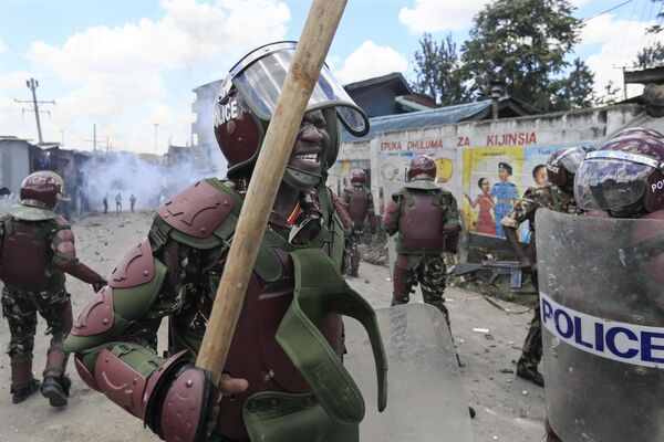 肯尼亞防暴警察在內羅畢馬塔雷貧民窟維持秩序。 - 俄羅斯衛星通訊社