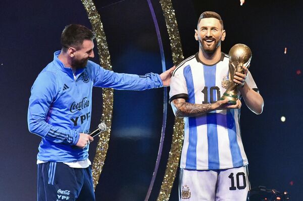 阿根廷足球运动员梅西参加在巴拉圭卢卡南美足球联合会（CONMEBOL）总部举行的庆祝活动。 - 俄罗斯卫星通讯社