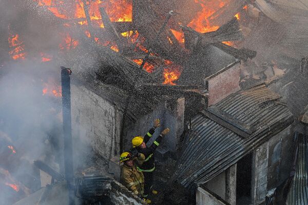 菲律賓馬尼拉消防員在居民區滅火。 - 俄羅斯衛星通訊社