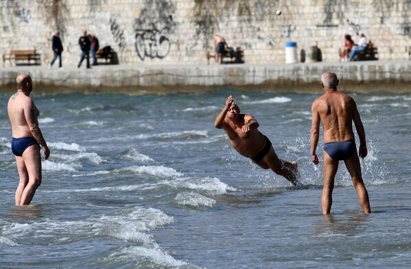 克羅地亞亞得里亞海海濱斯普利特市巴克維奇海灘上玩球的男子們。 - 俄羅斯衛星通訊社