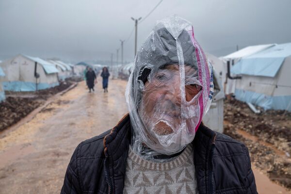 頭戴遮雨塑料袋的土耳其阿迪亞曼震區災民。 - 俄羅斯衛星通訊社