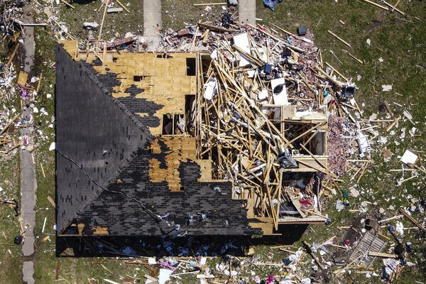 羅靈福克（Rolling Fork）龍捲風過後的美國密西西比州民房。 - 俄羅斯衛星通訊社