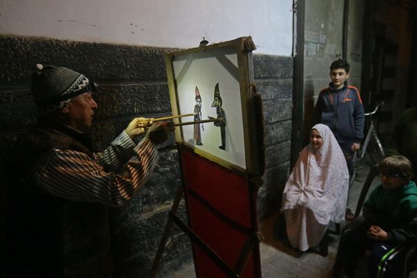 大馬士革年輕人在老城觀看皮影戲。 - 俄羅斯衛星通訊社