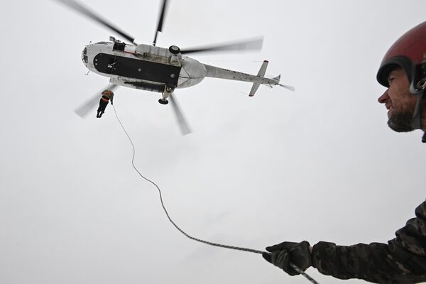 俄羅斯空降消防員在新西伯利亞基地參加演習。 - 俄羅斯衛星通訊社