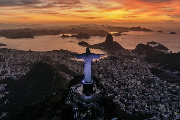 巴西里約熱內盧救世主基督雕像山的日出。 - 俄羅斯衛星通訊社
