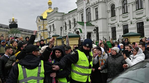 基辅佩乔尔斯克修道院的信徒们开始迫使警察退去  - 俄罗斯卫星通讯社