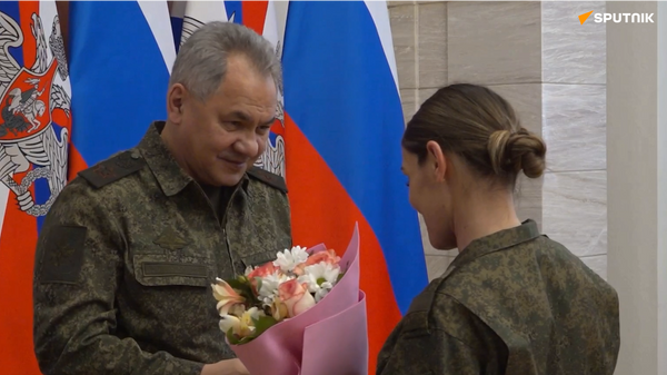 俄国防部长绍伊古在俄罗斯部队集团军的总参谋部向军人们颁发“金星”奖章 - 俄罗斯卫星通讯社