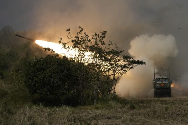 美国M142自行火箭炮（海马斯）在菲律宾进行的美菲SALAKNIB联合军演中发射导弹。 - 俄罗斯卫星通讯社