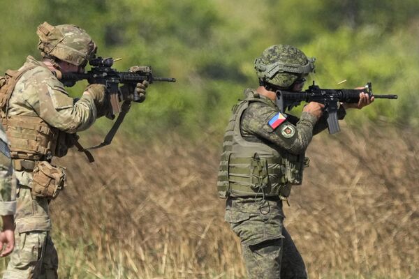 美菲两国士兵在菲律宾进行的SALAKNIB联合军演中射击。 - 俄罗斯卫星通讯社