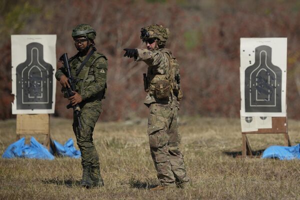 美菲两国士兵参加在菲律宾北部麦格赛赛堡进行的SALAKNIB联合军演。 - 俄罗斯卫星通讯社