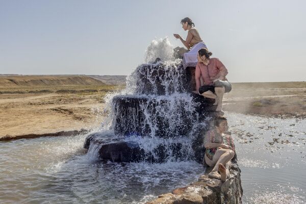 亚美尼亚摄影师Anush Babajanyan凭借作品《受重创的水域》（Battered Waters），获得本届大赛的“ASIA LONG-TERM PROJECTS”类别奖项 - 俄罗斯卫星通讯社