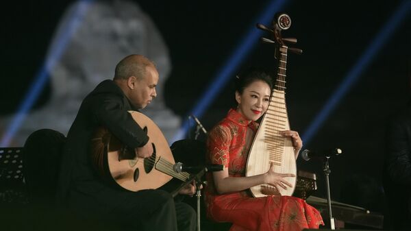 一名埃及樂手和一名中國樂手用傳統的奧德琴和琵琶共同演奏 - 俄羅斯衛星通訊社
