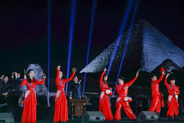 2023年4月3日，中国中央民族乐团在开罗吉萨金字塔古迹区举行音乐会。(照片：Khaled DESOUKI / AFP) - 俄罗斯卫星通讯社