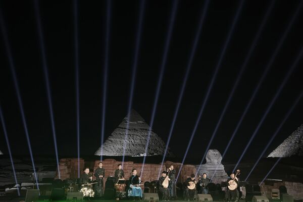 2023年4月3日，中国中央民族乐团在吉萨金字塔古迹前进行表演。(照片：AP Photo/Amr Nabil) - 俄罗斯卫星通讯社