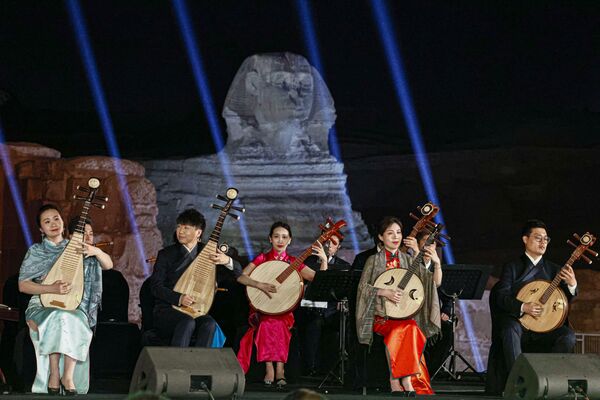 2023年4月3日，中国中央民族乐团在开罗郊区吉萨高原上表演。(照片：Khaled DESOUKI / AFP) - 俄罗斯卫星通讯社