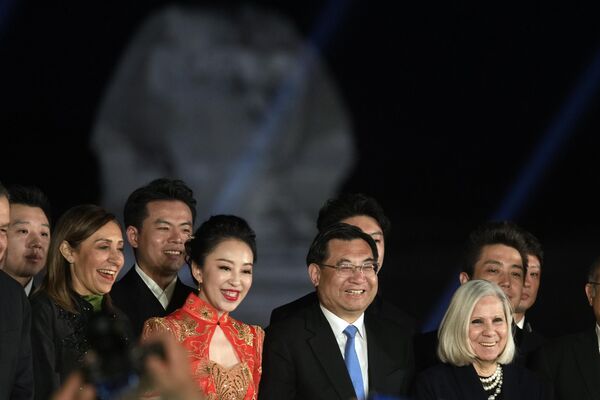 2023年4月3日，中国文化和旅游部部长胡和平（右二）与中国中央民族乐团成员在吉萨金字塔遗址前合影。(照片：AP Photo/Amr Nabil) - 俄罗斯卫星通讯社
