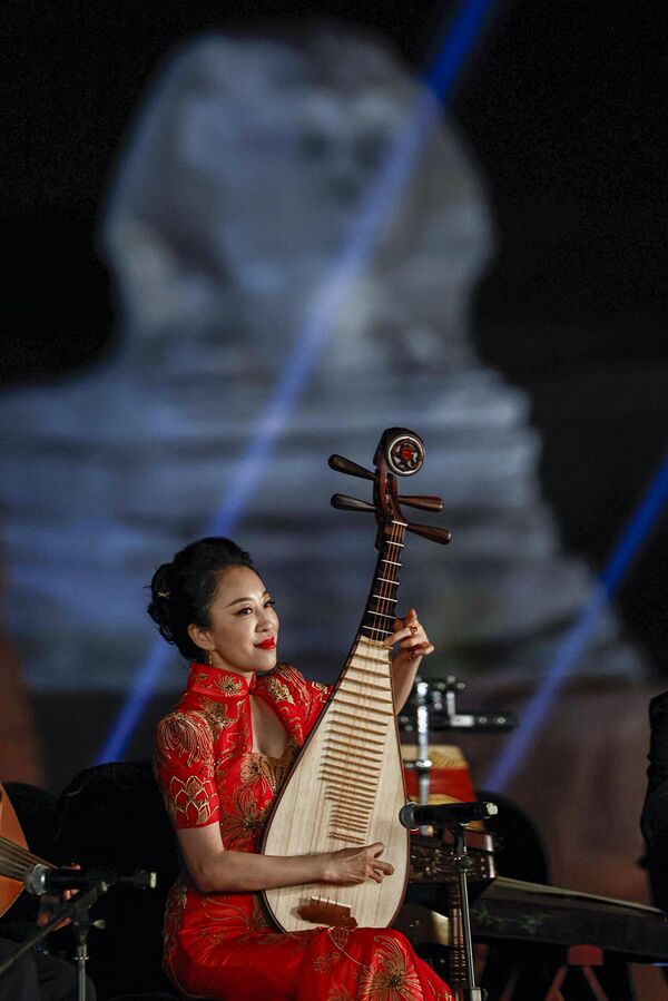 2023年4月3日，一名中國中央民族樂團樂手在開羅郊區吉薩大金字塔高原上表演。(照片：Khaled DESOUKI / AFP) - 俄羅斯衛星通訊社
