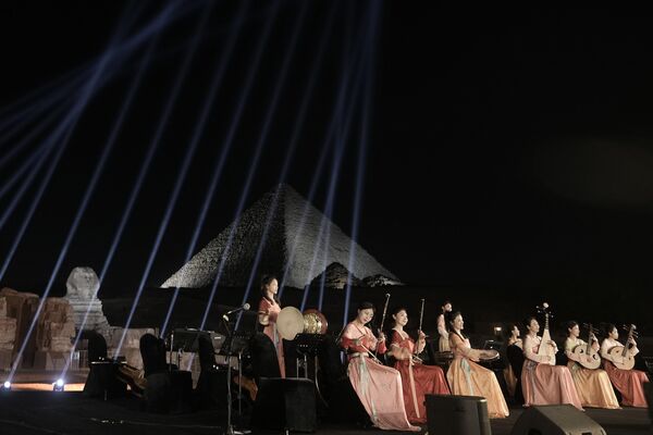 2023年4月3日，埃及开罗附近的吉萨金字塔古迹前，中国中央民族乐团在表演。(照片：AP Photo/Amr Nabil) - 俄罗斯卫星通讯社