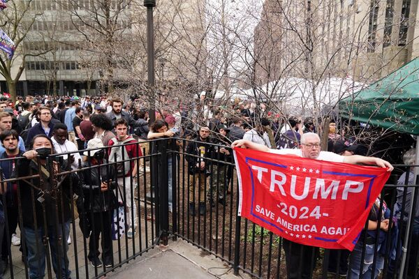 2023年4月4日，紐約，特朗普在曼哈頓下城被提審時，人們聚集在一個公園裡。 - 俄羅斯衛星通訊社