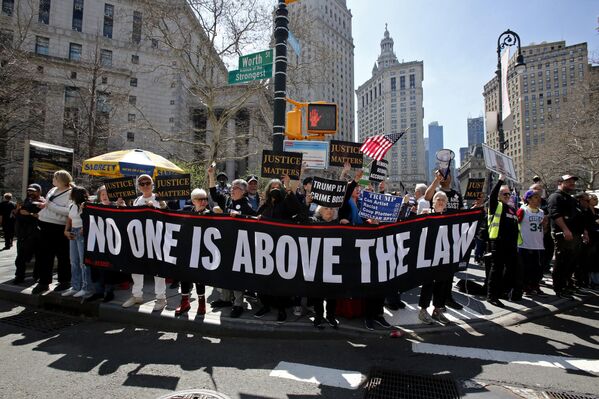 2023年4月4日，特朗普的反對者在紐約曼哈頓地區檢察官辦公室外抗議。 - 俄羅斯衛星通訊社
