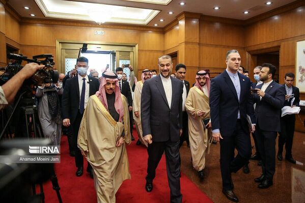 伊朗外长侯赛因·阿米尔-阿卜杜拉希扬与沙特外交大臣费萨尔·本·法尔汉·阿勒沙特在北京举行恢复外交关系后的首次会晤。 - 俄罗斯卫星通讯社
