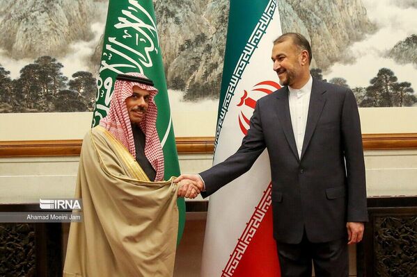 伊朗外长侯赛因·阿米尔-阿卜杜拉希扬与沙特外交大臣费萨尔·本·法尔汉·阿勒沙特在北京举行恢复外交关系后的首次会晤。 - 俄罗斯卫星通讯社