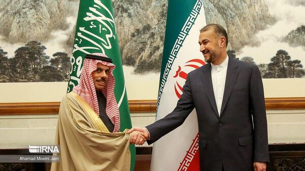 伊朗外长侯赛因·阿米尔-阿卜杜拉希扬与沙特外交大臣费萨尔·本·法尔汉·阿勒沙特在北京举行恢复外交关系后的首次会晤 - 俄罗斯卫星通讯社