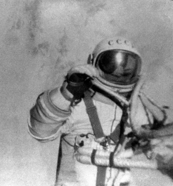 紀錄片《穿著宇航服飛越地球》中的劇照。宇航員阿列克謝·列昂諾夫在外太空。 - 俄羅斯衛星通訊社