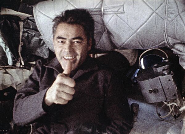 电影《飞向未来》剧照。苏联中央科教片工作室（Tsentrnauchfilm）。图为苏联飞行员兼宇航员、乘员指挥官安德里扬·尼古拉耶夫在飞行中的联盟9号飞船舱内。 - 俄罗斯卫星通讯社