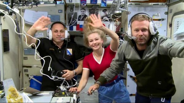 国际空间站上的宇航员安东·什卡普勒洛夫、女演员尤利娅·别列希尔德和导演克利姆·希彭科（从左到右）。 - 俄罗斯卫星通讯社