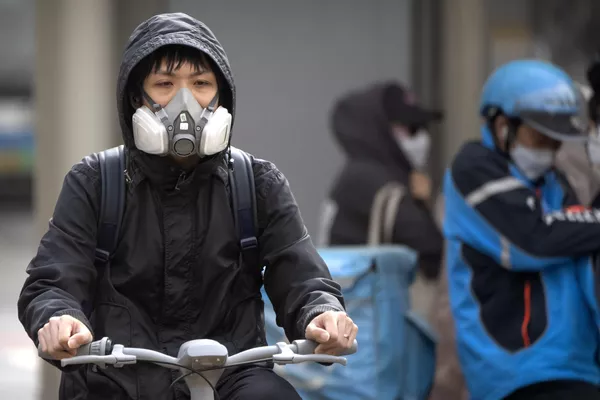 2023年4月11日,北京CBD,一名戴著防毒面罩的騎行者。最近一次沙塵暴讓中國首都的空氣質量指數在週一晚至週二飆升。(照片:AP /Mark Schiefelbein) 2023年4月11日,北京CBD,一名戴著防毒面罩的騎行者。最近一次沙塵暴讓中國首都的空氣質量指數在週一晚至週二飆升。(照片:AP /Mark Schiefelbein) - 俄羅斯衛星通訊社