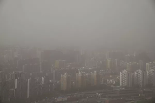 2023年4月11日,北京的建築物被沙塵籠罩。 (照片:AP/Mark Schiefelbein) 2023年4月11日,北京的建築物被沙塵籠罩。 (照片:AP/Mark Schiefelbein) - 俄羅斯衛星通訊社