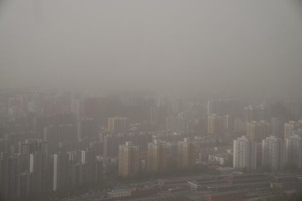 2023年4月11日，北京的建築物被沙塵籠罩。 (照片：AP/Mark Schiefelbein) - 俄羅斯衛星通訊社