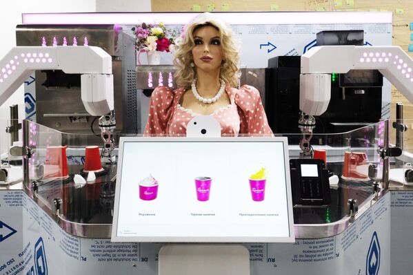 彼爾姆，女性機器人服務員杜尼亞莎在智能咖啡館裡進行展示 - 俄羅斯衛星通訊社