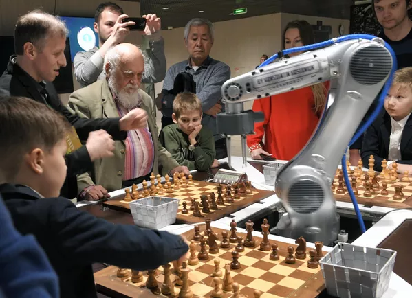 在國際象棋閃電戰世錦賽的框架下，俄羅斯國際象棋機器人同時和三名遊客對弈 - 俄羅斯衛星通訊社