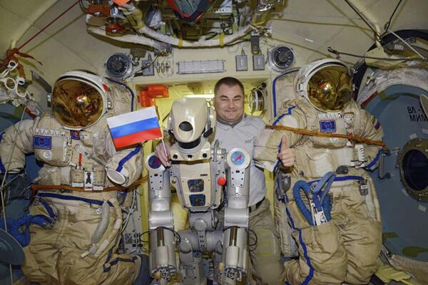 仿人機器人Skybot F-850和俄羅斯宇航員阿列克謝·奧夫奇寧在國際空間站裡 - 俄羅斯衛星通訊社