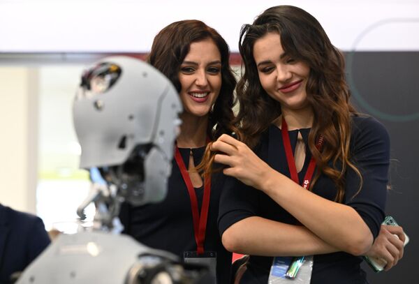 符拉迪沃斯托克東方經濟論壇上，姑娘們正在端詳機器人推銷員“亞歷克斯” - 俄羅斯衛星通訊社