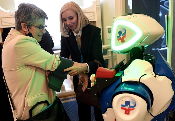 聖彼得堡第三屆歐亞婦女論壇上的機器人醫師 - 俄羅斯衛星通訊社