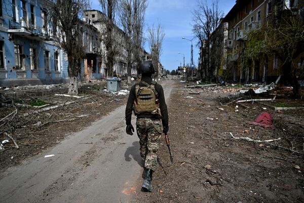 “瓦格納”私人軍事集團的戰士在阿爾喬莫夫斯克市中心。 - 俄羅斯衛星通訊社