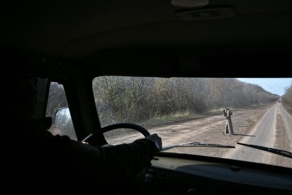 阿尔乔莫夫斯克郊外公路上的火箭弹尾部。 - 俄罗斯卫星通讯社