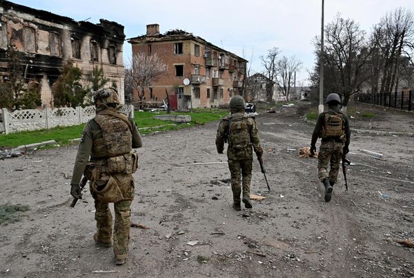 “瓦格納”私人軍事集團的戰士們在阿爾喬莫夫斯克市中心。 - 俄羅斯衛星通訊社