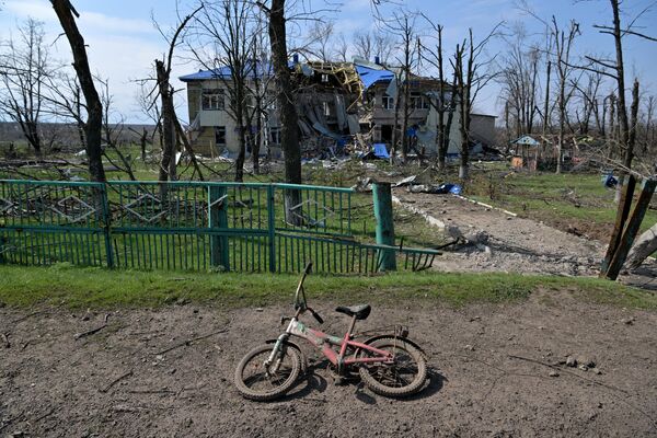 阿尔乔莫夫斯克郊外扎伊采沃村里被毁的房子。 - 俄罗斯卫星通讯社