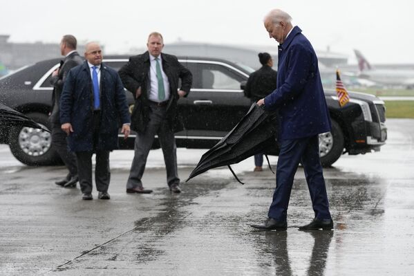 美国总统拜登抵达都柏林国际机场后自己撑伞 - 俄罗斯卫星通讯社