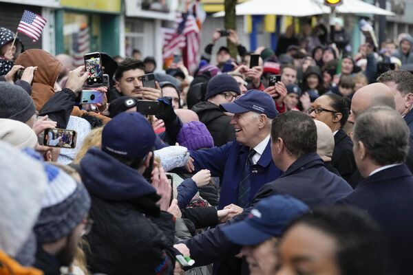 美国总统拜登在邓多克街上和人们打招呼 - 俄罗斯卫星通讯社