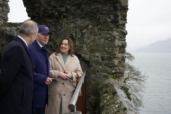 美国总统拜登参观爱尔兰劳斯郡的卡林福德城堡 - 俄罗斯卫星通讯社