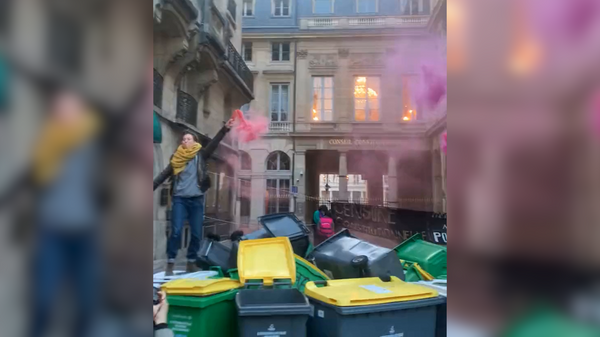  巴黎遊行示威者在法國憲法委員會門前壘起垃圾路障  - 俄羅斯衛星通訊社