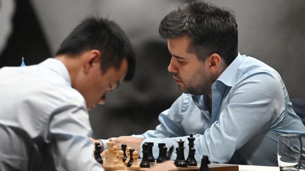在第十二局比賽上，俄羅斯象棋大師涅波姆尼亞希負於中國棋手丁立人戰 - 俄羅斯衛星通訊社
