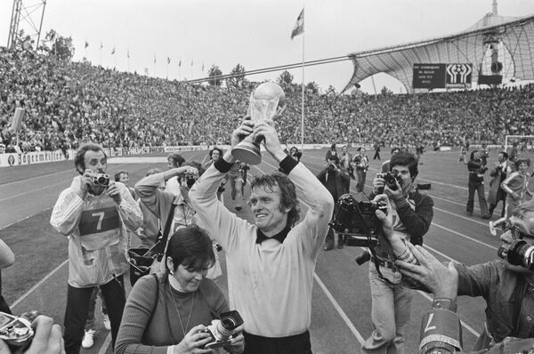 1974年，德國隊守門員梅耶爾捧起世界杯冠軍獎杯。 - 俄羅斯衛星通訊社